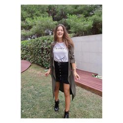 Malena Costa posa con una falda y una camiseta