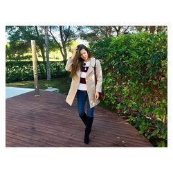 La modelo Malena Costa posa con una gabardina