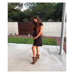 Malena Costa presume de embarazo con un vestido negro