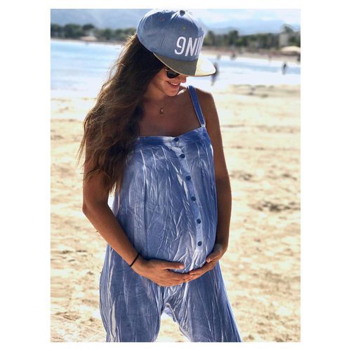 Malena Costa, embarazada de su segundo hijo, posa con mono y gorra