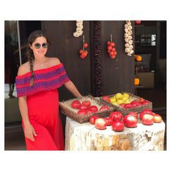 La modelo Malena Costa posa embarazada de su segundo hijo con vestido rojo