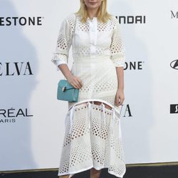 Miriam Giovanelli con un vestido calado blanco