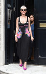 Katy Perry con vestido negro estampado