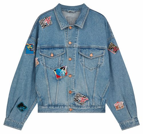 Cazadora denim con parches del logo de MTV de la colección colaborativa 'ASOS x MTV'