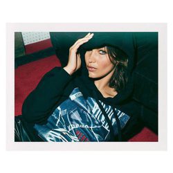Bella Hadid posando con sudadera para la colección 'ZAYN x VERSUS'