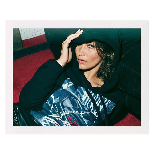 Bella Hadid posando con sudadera para la colección 'ZAYN x VERSUS'