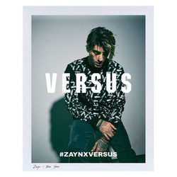 Zayn posando con sudadera para la coleccion 'ZAYN x VERSUS'