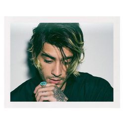 Zayn posando para la coleccion 'ZAYN x VERSUS'