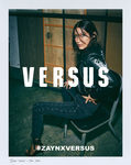 Bella Hadid posando con cazadora de cuero para la coleccion 'ZAYN x VERSUS'