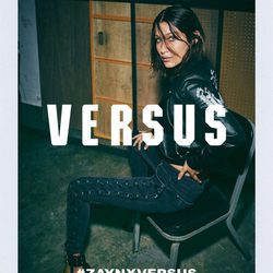 Bella Hadid posando con cazadora de cuero para la coleccion 'ZAYN x VERSUS'