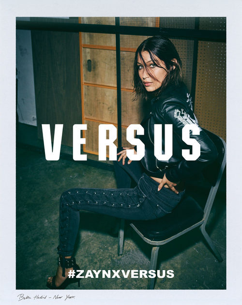 Bella Hadid posando con cazadora de cuero para la coleccion 'ZAYN x VERSUS'