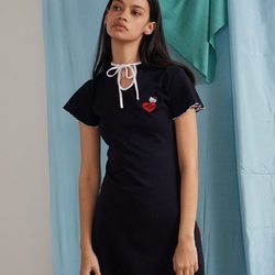Vestido negro con lazo al cuello de la colección de Hello Kitty para Lazy Oaf