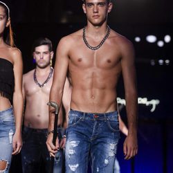 Jeans de la colección 'Ecléctico' de la firma AmorAmargo en 20 edición de la pasarela 080 de Barcelona