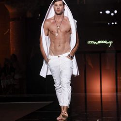 Conjunto blanco de la colección 'Ecléctico' de la firma AmorAmargo en la 20 edición de la pasarela 080 de Barcelona