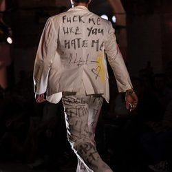 Original chaqueta de la colección 'Ecléctico' de la firma AmorAmargo en la 20 edición de la pasarela 080 de Barcelona