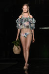 Bikini y top tropical de la colección 'Camino hacia el sol' de Guillermina Baeza en la 20 edición de la 080 Barcelona