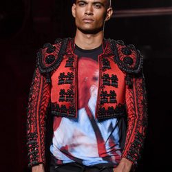 Chaqueta estilo torero de la colección 'Ecléctico' de la firma AmorAmargo en la 20 edición de la pasarela 080 de Barcelona