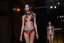 Bikini tricolor de la colección 'Camino hacia el sol' de Guillermina Baeza en la 20 edición de la 080 Barcelona