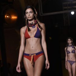 Bikini tricolor de la colección 'Camino hacia el sol' de Guillermina Baeza en la 20 edición de la 080 Barcelona