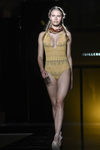 Bañador amarillo de la colección 'Camino hacia el sol' de Guillermina Baeza en la 20 edición de la 080 Barcelona