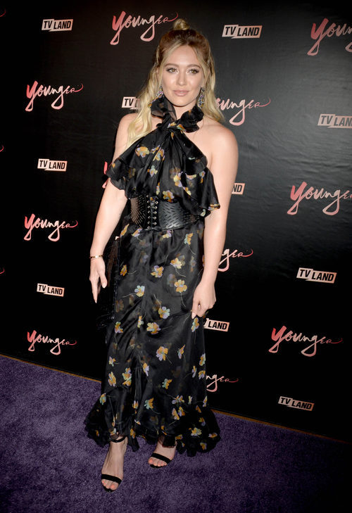 Hilary Duff con vestido negro con corsé