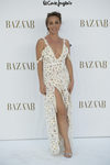 Silvia Marty con vestido estampado y aberturas