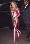 Gigi Hadid con un total look rosa metalizado