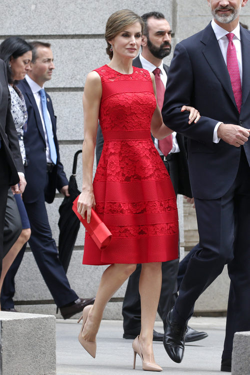 La Reina Letizia con un vestido midi de encaje rojo