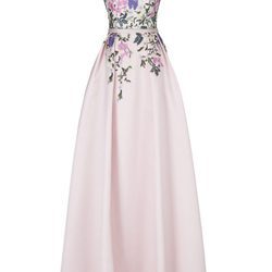 Vestido largo rosa pastel de la nueva colección de fiesta de Pronovias 2018