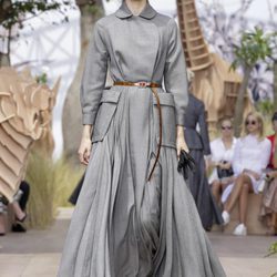 Vestido-gabardina gris del desfile de Alta Costura Otoño-Invierno 2017-2018 de Dior