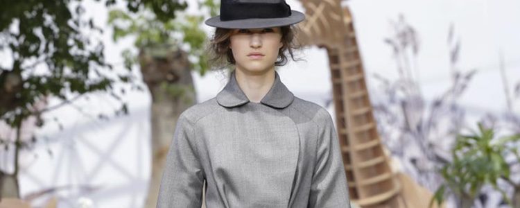 Vestido-gabardina gris del desfile de Alta Costura Otoño-Invierno 2017-2018 de Dior