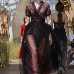 Vestido de tul rojo y negro del desfile de Alta Costura Otoño-Invierno 2017-2018 de Dior