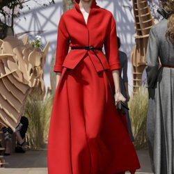 Conjunto de chaqueta y falda rojo del desfile de Alta Costura Otoño-Invierno 2017-2018 de Dior