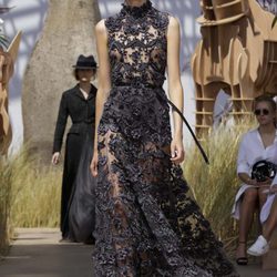 Vestido de guipur con transparencias del desfile de Alta Costura Otoño-Invierno 2017-2018 de Dior