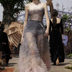 Vestido gris y rosa empolvado del desfile de Alta Costura Otoño-Invierno 2017-2018 de Dior