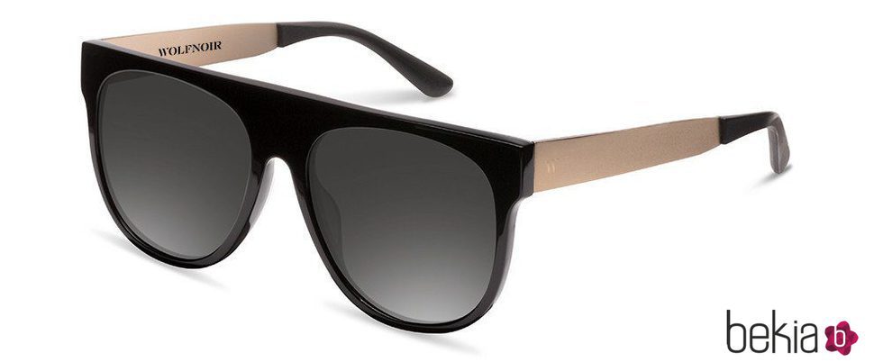 Gafas con montura dorada diseñadas por Chino Darín para Wolfnoir