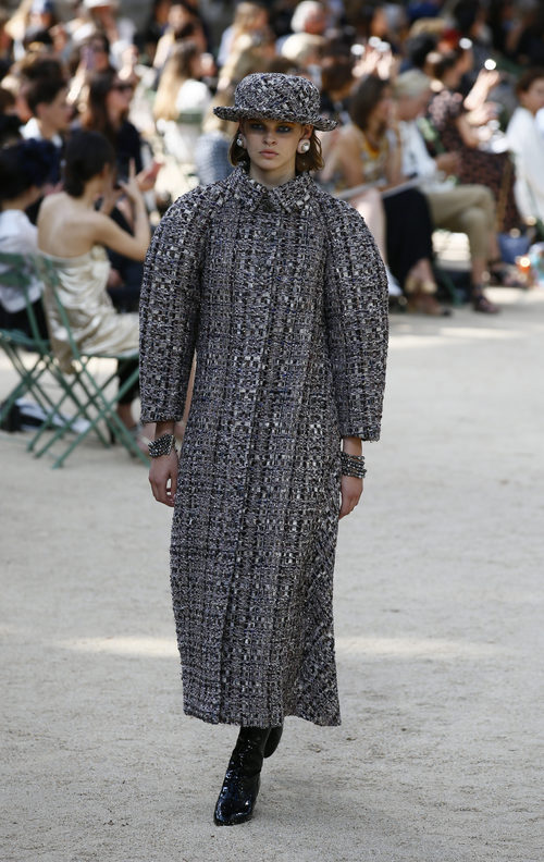 Abrigo abombado de la colección otoño/invierno de Alta Costura de Chanel para 2017/2018
