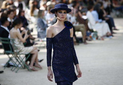Vestido de lentejuelas de la colección otoño/invierno de Alta Costura de Chanel para 2017/2018