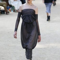 Vestido con pedreria y volantes de la colección otoño/invierno de Alta Costura de Chanel para 2017/2018