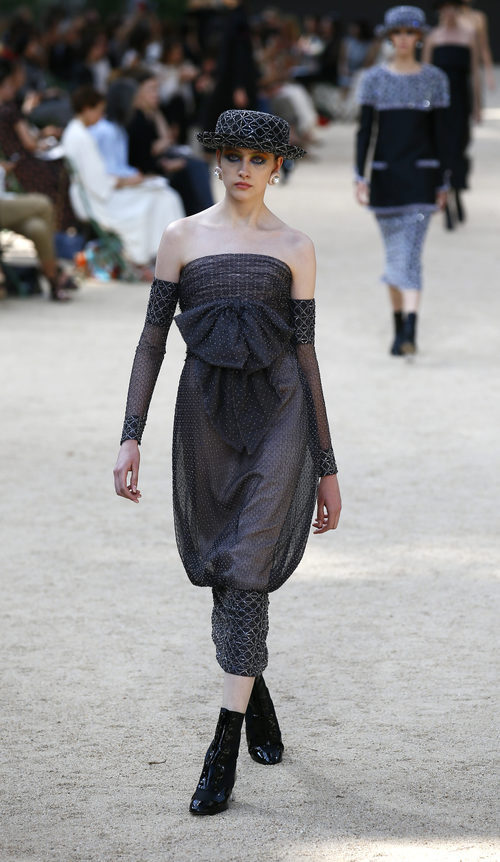 Vestido con pedreria y volantes de la colección otoño/invierno de Alta Costura de Chanel para 2017/2018
