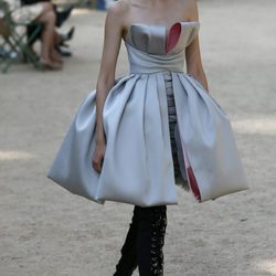 Vestido con volantes y botas altas de la colección otoño/invierno de Alta Costura de Chanel para 2017/2018