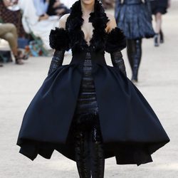 Vestido negro con volantes de la colección otoño/invierno de Alta Costura de Chanel para 2017/2018