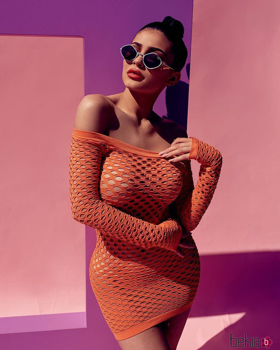 Kylie Jenner con gafas plateadas de su colección 'QUAYXKYLIE' de Quay Australia