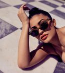 Kylie Jenner con gafas marrones de su colección 'QUAYXKYLIE' de Quay Australia