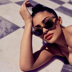 Kylie Jenner con gafas marrones de su colección 'QUAYXKYLIE' de Quay Australia