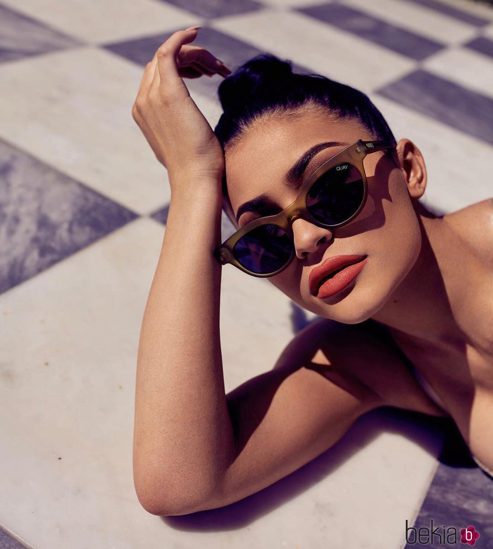 Kylie Jenner con gafas marrones de su colección 'QUAYXKYLIE' de Quay Australia