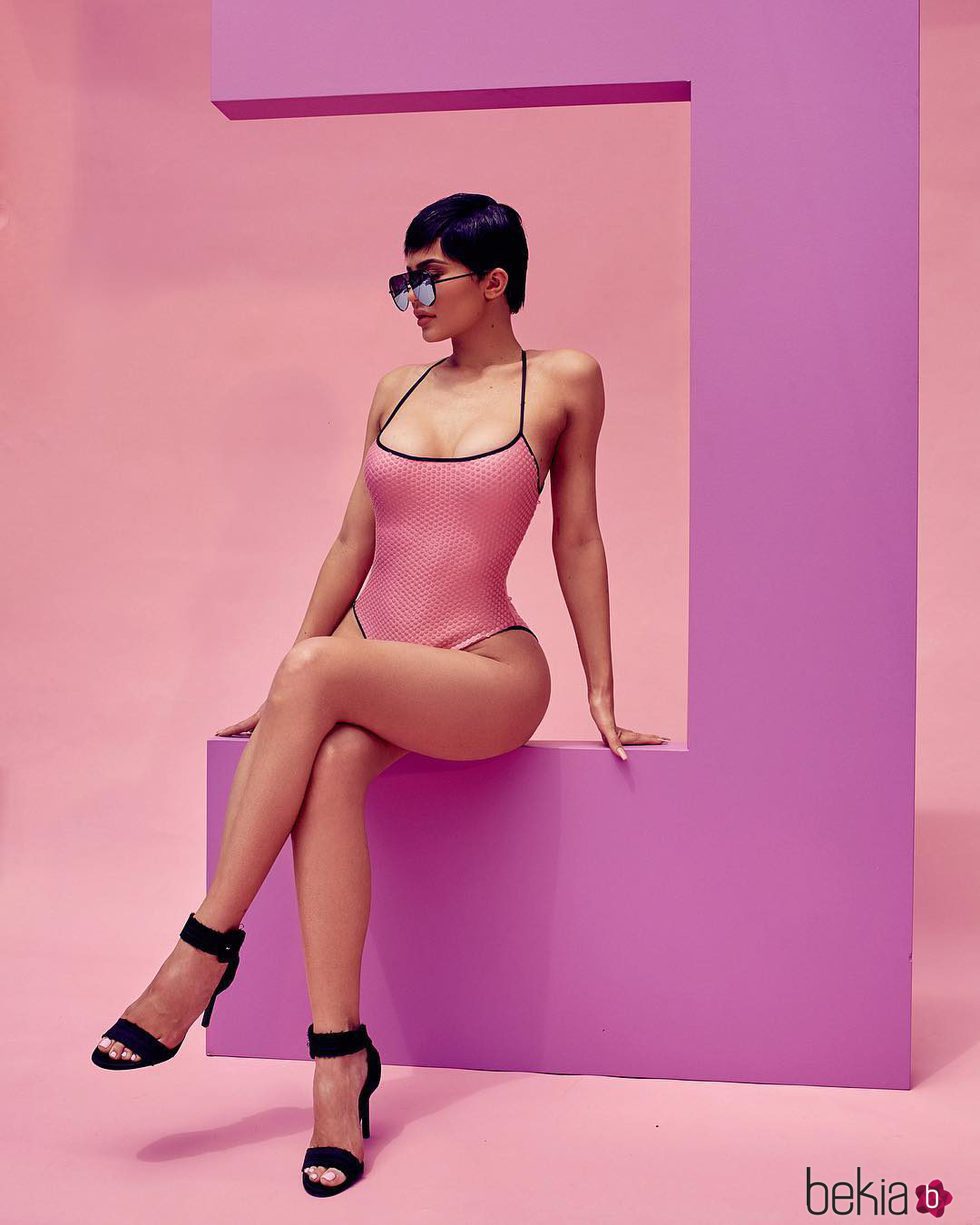 Kylie Jenner con gafas de espejo de su colección 'QUAYXKYLIE' de Quay Australia