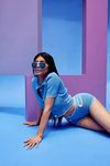 Kylie Jenner con gafas azules de su colección 'QUAYXKYLIE' de Quay Australia