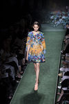 Vestido multicolor con flores del desfile de Alta Costura de Fendi para otoño/invierno 2017/2018