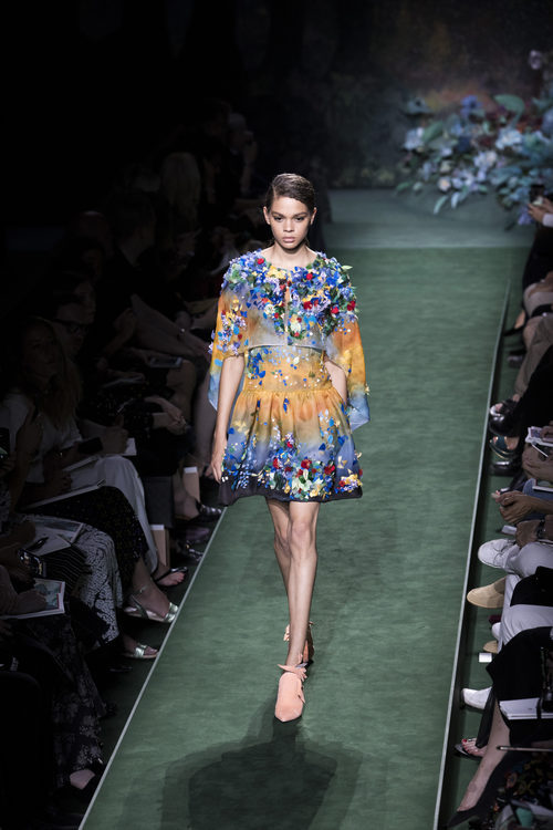 Vestido multicolor con flores del desfile de Alta Costura de Fendi para otoño/invierno 2017/2018
